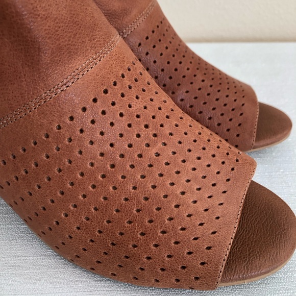 New Adam Tucker Mackey Cognac Laser Cut Leather Peep Toe Heeled Mules Woman’s 8M - Picture 11 of 13